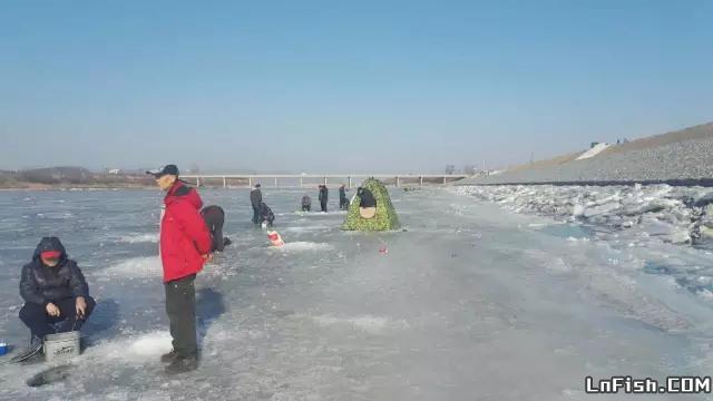 冰面“咔咔”作响 冰钓悠然自得！这些丹东人用生命在钓鱼！
